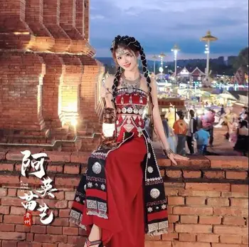 Najkrajšie Hani Princezná Červená Hrudníka Zabalené Dlhé Šaty Nastaviť v Xishuangbanna Čína Obrázok